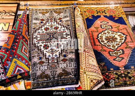 De nombreux tapis et tapis colorés à vendre sur le marché oriental Banque D'Images