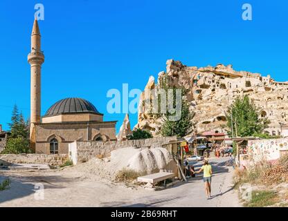 Septembre 2017, CAVUSIN, TURQUIE : Mosquée et ancienne ville grotte du village de Cavusin, Cappadoce Banque D'Images