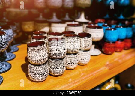 Collection de souvenirs traditionnels de céramique turque en vente sur le marché d'Istanbul, en Turquie. Banque D'Images