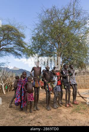 Les enfants de la tribu Larim dansent et chantent, Boya Mountains, Imatong, Soudan du Sud Banque D'Images