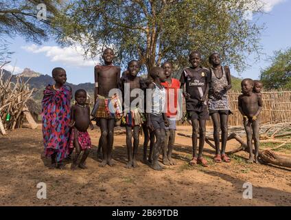 Les enfants de la tribu Larim dansent et chantent, Boya Mountains, Imatong, Soudan du Sud Banque D'Images