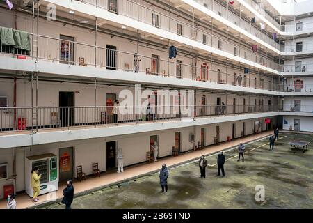 (200310) -- WUHAN, 10 mars 2020 (Xinhua) -- Les patients De coronavirus Guéris sont vus au centre de réadaptation basé au Wuhan Vocational College of Software and Engineering à Wuhan, dans la province de Hubei en Chine centrale, 10 mars 2020. Les patients atteints de coronavirus guéris qui avaient été libérés de l'hôpital étaient tenus d'effectuer une quarantaine de 14 jours dans des endroits désignés pour l'observation médicale. Le centre de réadaptation, converti du dortoir du Wuhan Vocational College of Software and Engineering, a reçu plus de 600 patients guéris de coronavirus qui ont été libérés de l'hôpital par Mon Banque D'Images