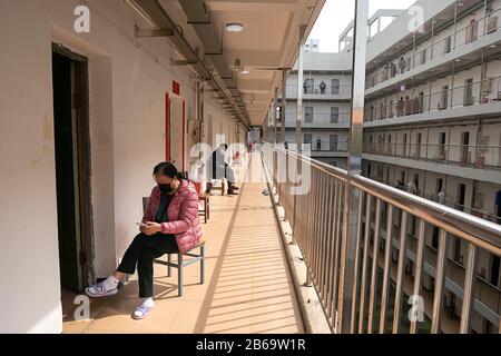 (200310) -- WUHAN, 10 mars 2020 (Xinhua) -- Les patients De coronavirus Guéris se reposent dans le couloir du centre de réadaptation basé au Wuhan Vocational College of Software and Engineering à Wuhan, dans la province de Hubei en Chine centrale, 10 mars 2020. Les patients atteints de coronavirus guéris qui avaient été libérés de l'hôpital étaient tenus d'effectuer une quarantaine de 14 jours dans des endroits désignés pour l'observation médicale. Le centre de réadaptation, converti du dortoir du Wuhan Vocational College of Software and Engineering, a reçu plus de 600 patients de coronavirus guéris qui ont été libérés de vos Banque D'Images