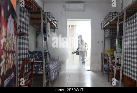 (200310) -- WUHAN, le 10 mars 2020 (Xinhua) -- un volontaire effectue une désinfection dans une salle vide du centre de réadaptation du Wuhan Vocational College of Software and Engineering de Wuhan, dans la province de Hubei en Chine centrale, le 10 mars 2020. Les patients atteints de coronavirus guéris qui avaient été libérés de l'hôpital étaient tenus d'effectuer une quarantaine de 14 jours dans des endroits désignés pour l'observation médicale. Le centre de réadaptation, converti du dortoir du Wuhan Vocational College of Software and Engineering, a reçu plus de 600 patients guéris de coronavirus qui ont été libérés Banque D'Images