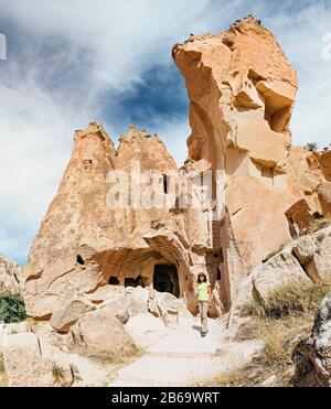 Voyageur touristique dans la ville grotte de Zelve en Cappadoce Banque D'Images