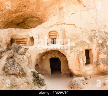 Ville grotte et de formations rocheuses dans la vallée de Zelve, Cappadoce, Turquie Banque D'Images