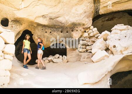 Voyageur touristique dans la ville grotte de Zelve en Cappadoce Banque D'Images