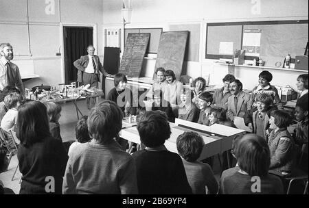 1970, historique, classe de l'école secondaire, art et design, les écoles et les enseignants regardent une démonstration par un élève de sa catapulte modèle en bois, Londres du Sud, Angleterre, Royaume-Uni. Banque D'Images