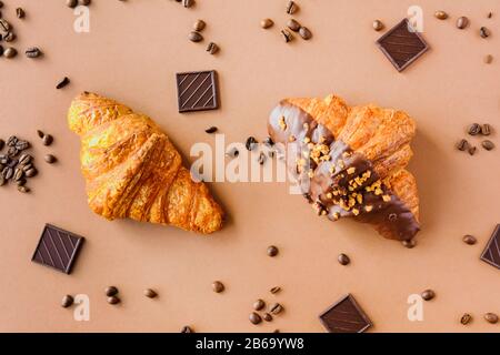 Deux croissants à l'arrière-plan. Banque D'Images