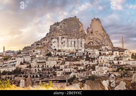 Septembre 2017, GÖREME, CAPPADOCE, TURQUIE: Vue sur le château d'Uchisar en Cappadoce , Turquie avec le ciel dramatique Banque D'Images