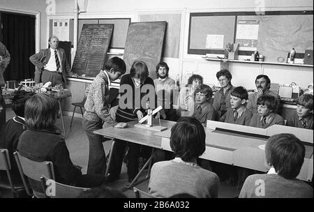 1970, historique, salle de classe de l'école secondaire, art et design, les élèves et les enseignants regardent une démonstration par deux écoliers d'une catapulte modèle en bois, sud de Londres, Angleterre, Royaume-Uni. Banque D'Images