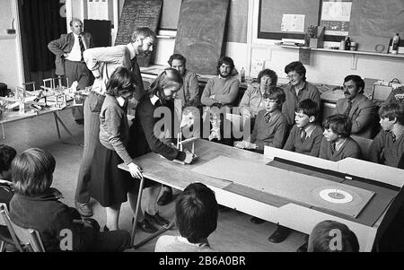 1970, historique, classe de l'école secondaire, art et design, les élèves et les enseignants regardent une démonstration par deux écolières d'une catapulte en bois, sud de Londres, Angleterre, Royaume-Uni, dans le cadre d'une salle de classe «jeu balistique». Banque D'Images