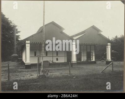 Vue avant commerciale terminée de l'immeuble de bureaux terminé avec une construction en deux pièces, Où: Apparemment à Medan. Photos dans l'album photo des architectes et constructeurs néerlandais Bennink et Riphagen à Medan dans les années 1914-1919. Fabricant : Photographe: Fabrication anonyme de place Medan Dating: 1914 - 1919 Caractéristiques physiques: Gélatine argent imprimé matériel: Papier technique: Gélatine argent imprimé dimensions: Photo: H 145 mm × b mm Date 195: 1914 - 1919 Banque D'Images