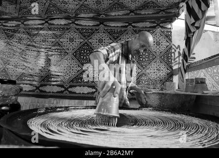 Alexandrie, Egypte 6 février 2019 Konafa fabricant et vendeur pendant le mois Saint du Ramadan qui est un désert arabe traditionnel Banque D'Images