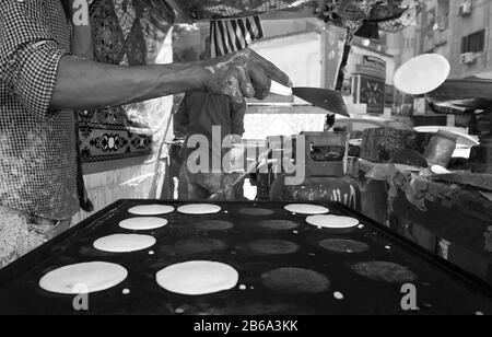 Alexandrie, Egypte 6 février 2019 Atayef fabricant et vendeur pendant le mois Saint du Ramadan qui est un désert arabe traditionnel Banque D'Images