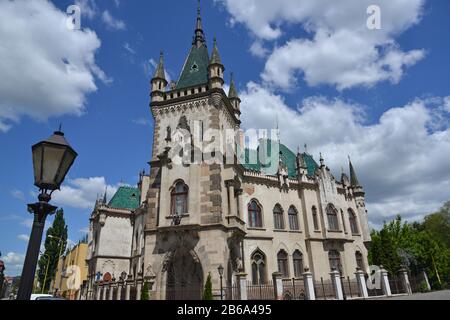 Jakab Palace (Kosice, Slovaquie) contre le ciel bleu et les nuages. Banque D'Images