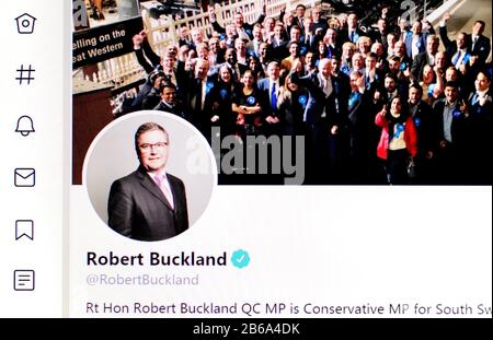 Page Twitter (mars 2020) Robert Buckland QC député, Lord Chancellor et secrétaire d'État à la Justice Banque D'Images