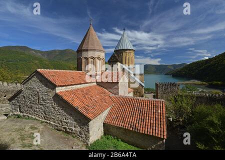 Complexe forteresse d'Ananuri sur la rivière Aragvi en Géorgie. Le château est situé près d'un magnifique lac et entouré de montagnes verdoyantes. Banque D'Images