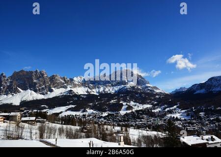 Le mont Cristallo au-dessus de Cortina D 'Ampezzo Banque D'Images