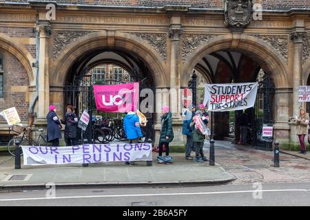 Les étudiants Protestent contre les retraites à Cambridge, au Royaume-Uni. Banque D'Images