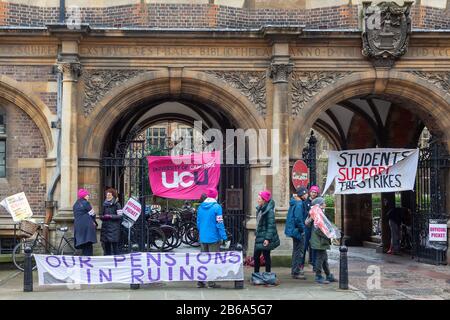 Les étudiants Protestent contre les retraites à Cambridge, au Royaume-Uni. Banque D'Images