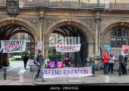 Les étudiants Protestent contre les retraites à Cambridge, au Royaume-Uni. Banque D'Images