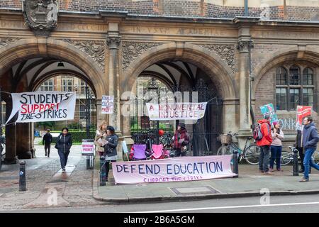 Les étudiants Protestent contre les retraites à Cambridge, au Royaume-Uni. Banque D'Images