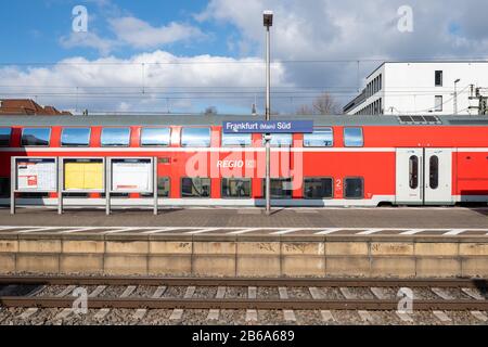 Train Deutsche Bahn DB Regio sur la plate-forme Frankfurt Main Sud, Francfort, Allemagne Banque D'Images