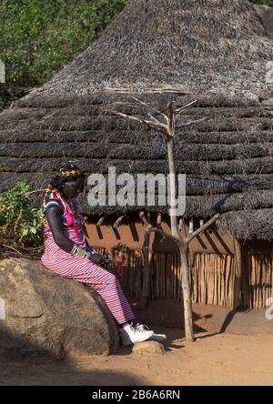 Une femme de la tribu Larim s'assoit devant sa maison, les monts Boya, Imatong, Soudan du Sud Banque D'Images