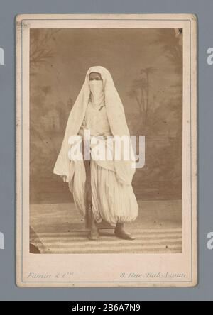 Femme algérienne en pantalon de harem et voile femme algérienne en pantalon de harem et voile type d'objet: Photographie du cabinet Numéro d'objet: RP-F F19988 Inscriptions / marques: Inscription, recto, imprimé: '8 rue Bab-Azoun'opschrift, verso, imprimé' Alger / 8 rue Bab-Azoun, 8.' Fabricant: Photographe: FAFet produit indiqué: Alga Barbary Date: 1863 - 1889 matériel:. Carton papier photographique technique: Albumine dimensions de pression: Transporteur secondaire: H 164 mm × W 108 mm Objet: Anonyme historique personne Dépeinte - BB - femme voile où: Alge Barbary Banque D'Images