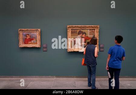 Visiteurs au Musée de l'Orangerie avec Claude Renoir, jouant et Yvonne et Christine Lerolle au Piano de Pierre-Auguste Renoir en arrière-plan.Paris.France Banque D'Images