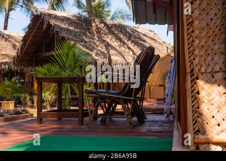 Cabanes de plage et cottages en bambou, tuiles d'argile et feuilles de noix de coco. Image concept de destination de vacances à Goa, Inde.images de vacances et de voyage Banque D'Images