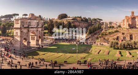 Le côté sud de l'Arche de Constantin et du Temple de Vénus et de Rome à Rome, en Italie. Vue panoramique sur le Colisée en début d'après-midi ensoleillé Banque D'Images