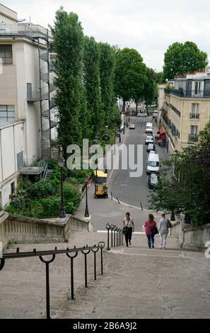 Les gens marchant sur la rue raide de la Manutention reliant la Seine et l'avenue du Président Wilson dans le 16ème arrondissement.Paris.France Banque D'Images