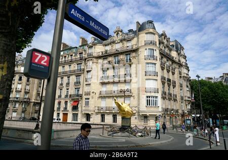 Flamme de la liberté le mémorial officieux de la princesse Diana en place Diana par le Pont de l'Alma avec l'arrêt de bus d'Alma Marceau en premier plan.Paris.France Banque D'Images