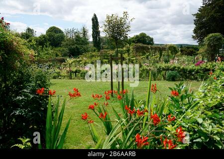 Vue sur les jardins de la maison de Claude Monet depuis la fenêtre de la chambre du deuxième étage.Giverny.Region of Normandy.France Banque D'Images