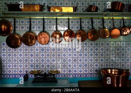 Casseroles et poêles en cuivre sur le mur de la cuisine de la maison Claude Monet à Giverny.region de Normandie.France Banque D'Images