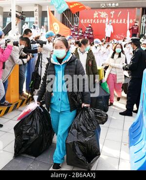 (200310) -- WUHAN, 10 mars 2020 (Xinhua) -- Les patients Guéris de coronavirus Se marchent vers le bus après avoir quitté l'hôpital temporaire de Wuchang à Wuhan, dans la province de Hubei en Chine centrale, 10 mars 2020. Le dernier lot de 49 patients est sorti de l'hôpital temporaire de Wuchang à 15 h 30 mardi. Les deux derniers hôpitaux temporaires de Wuhan, l'épicentre de l'épidémie de coronavirus dans la province de Hubei en Chine centrale, ont été fermés mardi, marquant la fermeture des 16 hôpitaux temporaires de la ville. (Xinhua/Wang Yuguo) Banque D'Images