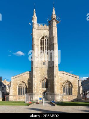 L'église St Jean-Baptiste, place de la cathédrale, Peterborough, en rénovation de sa tour en raison de la chute de la maçonnerie au début de mars 2020 Banque D'Images