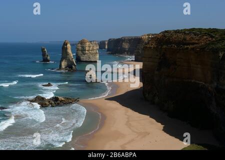 Les douze Apôtres sont l'une des formations rocheuses les plus distinctes au monde, située sur la Great Ocean Road, Victoria, Australie. Banque D'Images