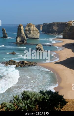 Les douze Apôtres sont l'une des formations rocheuses les plus distinctes au monde, située sur la Great Ocean Road, Victoria, Australie. Banque D'Images