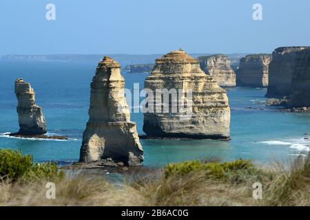 Les douze Apôtres sont l'une des formations rocheuses les plus distinctes au monde, située sur la Great Ocean Road, Victoria, Australie. Banque D'Images