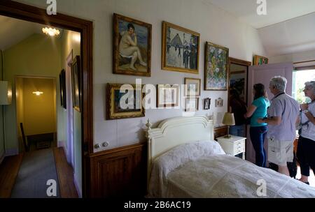 Touristes visitant la chambre à coucher dans la maison et le jardin de Claude Monet à Giverny.région de Normandie.France Banque D'Images