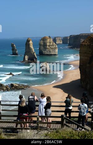 Les visiteurs s'émerveillent devant les douze Apôtres, l'une des formations rocheuses les plus originales au monde sur la Great Ocean Road, Victoria, Australie. Banque D'Images