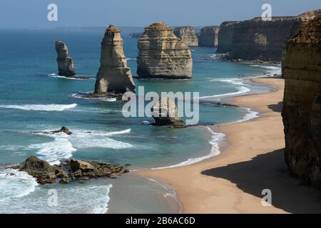 Les douze Apôtres sont l'une des formations rocheuses les plus distinctes au monde, située sur la Great Ocean Road, Victoria, Australie. Banque D'Images