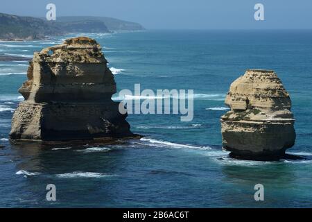 Les douze Apôtres sont l'une des formations rocheuses les plus distinctes au monde, située sur la Great Ocean Road, Victoria, Australie. Banque D'Images