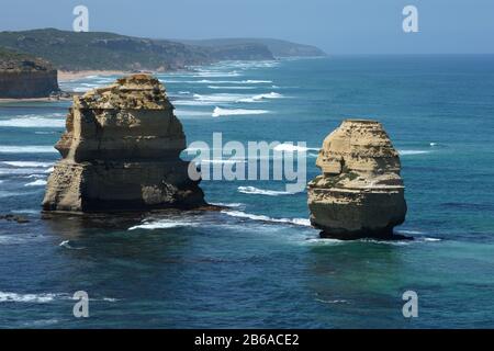 Les douze Apôtres sont l'une des formations rocheuses les plus distinctes au monde, située sur la Great Ocean Road, Victoria, Australie. Banque D'Images