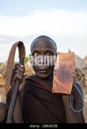 Portrait d'un homme de la tribu Toposa tenant un fouet et un siège en bois, état de Namorunyang, Kapoeta, Soudan du Sud Banque D'Images