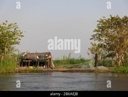 Maison de tribu Mundari sur la rive du Nil, Equatoria central, Terekeka, Soudan du Sud Banque D'Images