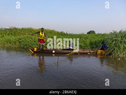 Les femmes de la tribu Mundari avirent dans un bateau sur le Nil, l'Equatoria central, Terekeka, Soudan du Sud Banque D'Images